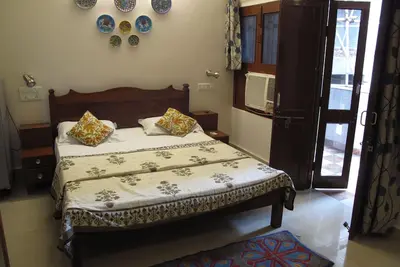 Chambre bien aménagée près de Hathroi Fort