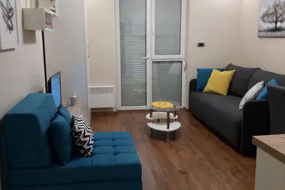 Image de Nov, potpuno opremljen moderan apartman u centru Zlatibora. Nouveau, entièrement modernisé