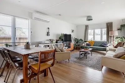 Image de Maison confortable du milieu du siècle