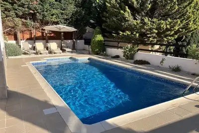 Piscine privée - toutes avec salle de bains - salle de jeux - grande terrasse bien exposée - climatisation complète - WiFi