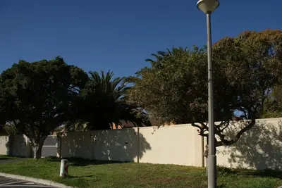 Image de Propriété tranquille / sécurisée avec la nature tout autour - 3 minutes de la plage