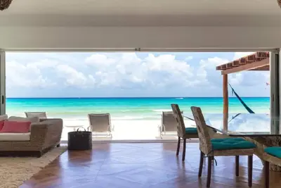 Image de Villa de luxe en bord de mer avec une piscine et un pont dans Playacar protégé