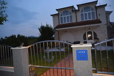 Image de Villa avec 3 chambres luxueuses à louer avec cuisine et buanderie. sur la route principale.