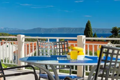 Image de Appartement contemporain avec terrasse et vue mer I