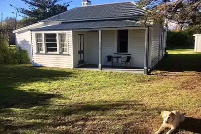 Image de Cottage paisible classé au patrimoine sur un grand bloc juste en face de Lagoon Beach.