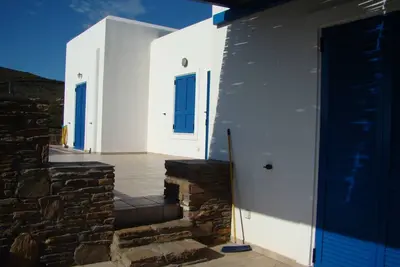 Image de Maison écologique (électricité et eau chaude du soleil), puits d'eau pour le