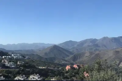 Image de Belle villa avec vue imprenable sur les montagnes et la mer.