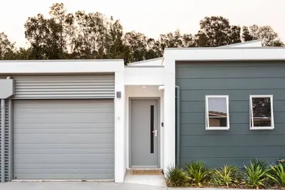 Image de Actualiser @ Shellys. Promenade promenade à la plage de la nouvelle villa côtière moderne.