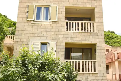 Image de Spacieux appartement de deux chambres dans un quartier calme près du centre-ville