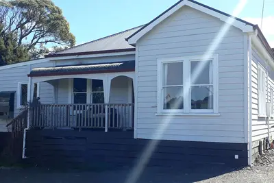 Image de Family Friendly Sunny Deck Proche De L'Eau Et De La Ville