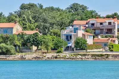 Image de Appartement de vacances moderne avec balcon, juste à côté de la plage