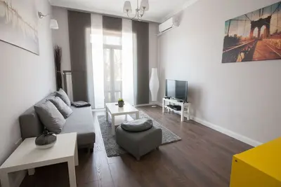 Image de Appartement lumineux et bien meublé avec de hauts plafonds au coeur de Sofia