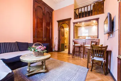 A louer meilleur appartement dans le vieux Tbilissi, rue parallèle de l'avenue principale de Tbilissi