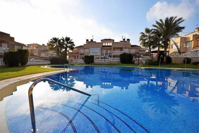 Image de Appartement confortable au deuxième étage avec grande piscine