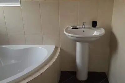 Image de Appartement de luxe moderne avec Dstv, piscine et 24 de sécurité