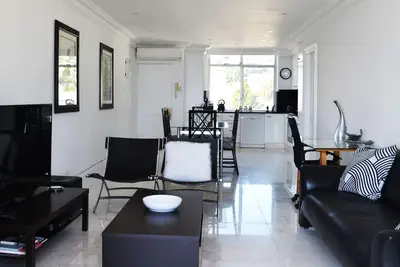 Image de L'appartement offre une vue imprenable sur la célèbre plage de Camps Bay.