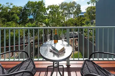 Image de Sunset Waters 2 - Appartement rénové situé sur le côté Marina de l'île