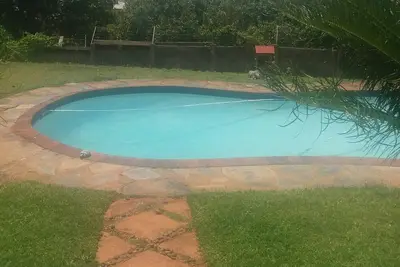 Une maison pittoresque face à la mer située dans la banlieue verdoyante de Durban Nord