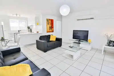 Image de Appartement 2 chambres, salon spacieux, ouvert sur cour. Emplacement central