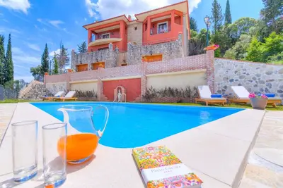 Image de Villa adaptée aux enfants | Piscine et gymnase | distance de marche de Beach & Tavernas