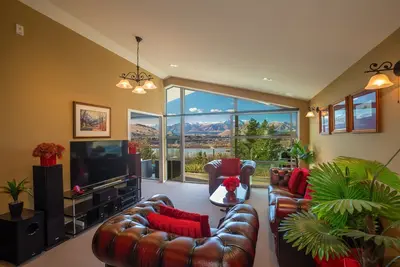 Image de Premier au soleil. Un appartement moderne au 1er étage avec vue sur le fleuve et la montagne