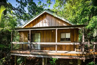 Image de Chalet en bois indépendant dans la forêt tropicale, idéal pour les familles.
