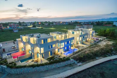 Image de Villa de luxe avec piscine, située au premier rang de la mer
