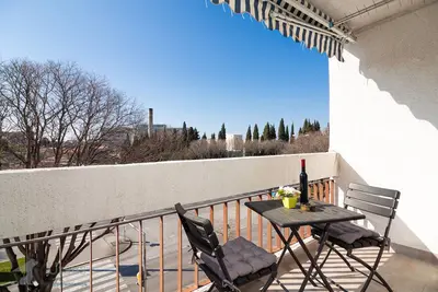 Image de 44 m² / 473. Appartement 4 personnes de 61 pi² avec balcon près de l'hôpital