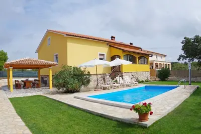 Image de Villa Avec Piscine Privée Dans Village Juršići