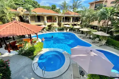 Image de Luxe ÉTAGE Condo Vue Piscine