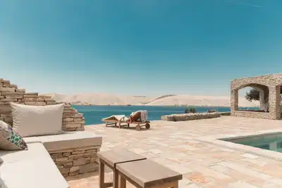 Image de Maison en pierre au bord de la mer avec piscine