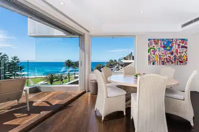 Image de Laissez-vous impressionner par ce penthouse en bord de mer