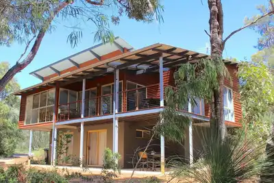 Image de Orchid House - vue sur la cime des arbres près de la plage