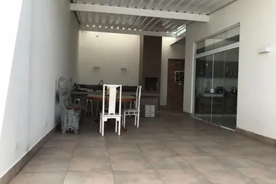 Image de Maison à Guarujá avec piscine, barbecue dans une communauté fermée.