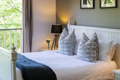 Image de Suite privée, spa, douche double, feu de bois, vues rurales et animaux de ferme