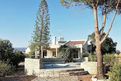 Image de Villa spacieuse Ă Pareklisia - 3 minutes Ă la mer, superbes vues et jacuzzi