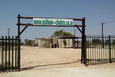 Image de 5 chalets dans le Kalahari. Frontières dans une ferme