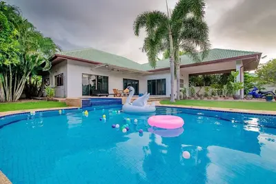 Image de Villa de 3 chambres avec grande piscine, jacuzzi, barbecue, jardins et billard.