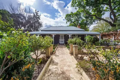 Image de Emplacement idéal pour les loisirs ou les affaires - directement dans la rue principale