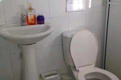 Image de Appartement confortable à 5 minutes de la vieille ville et de l'aéroport.