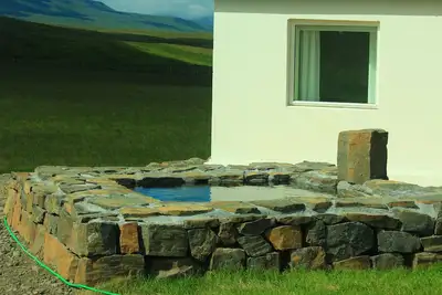 Image de Une merveilleuse petite maison confortable avec un bain à remous naturel privé, des vues fantastiques