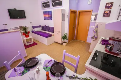 Image de Appartement confortable dans des couleurs pourpres douces au cœur de Portorož
