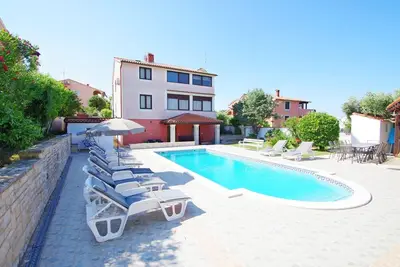 Image de Appartement vue mer dans maison familiale avec piscine partagée