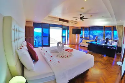 Image de Villa de luxe avec vue panoramique sur la mer et vue sur la ville avec piscine