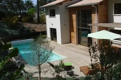 Image de Villa haut de gamme, piscine chauffée au cœur forêt de pins, sur golf.