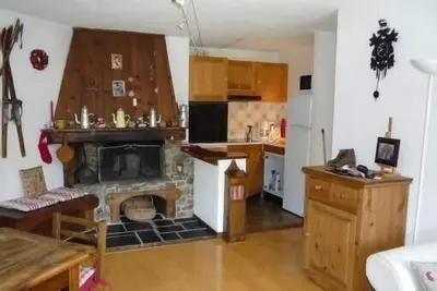 Image de Appartement de caractère avec cheminée dans résidence avec piscine l'été.