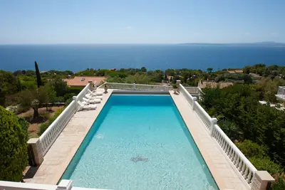 Image de villa avec piscine 7m x 14m chauffée par solaire avec splandide vue sur mer