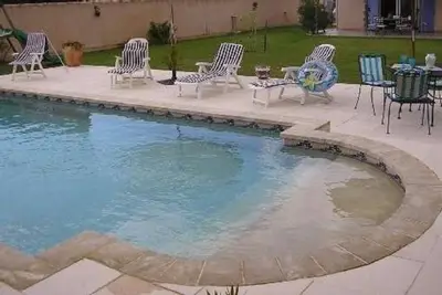 Image de Proche colline avec piscine privée, jolie villa provençale.