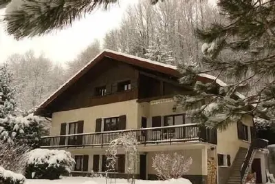 Image de Chalet traditionnel au pied des stations alpines