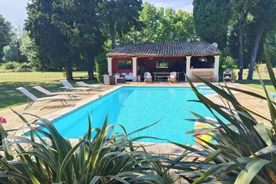 Image de Mas traditionnel provençal pour 8 personnes avec piscine et Spa sur 11900 m²